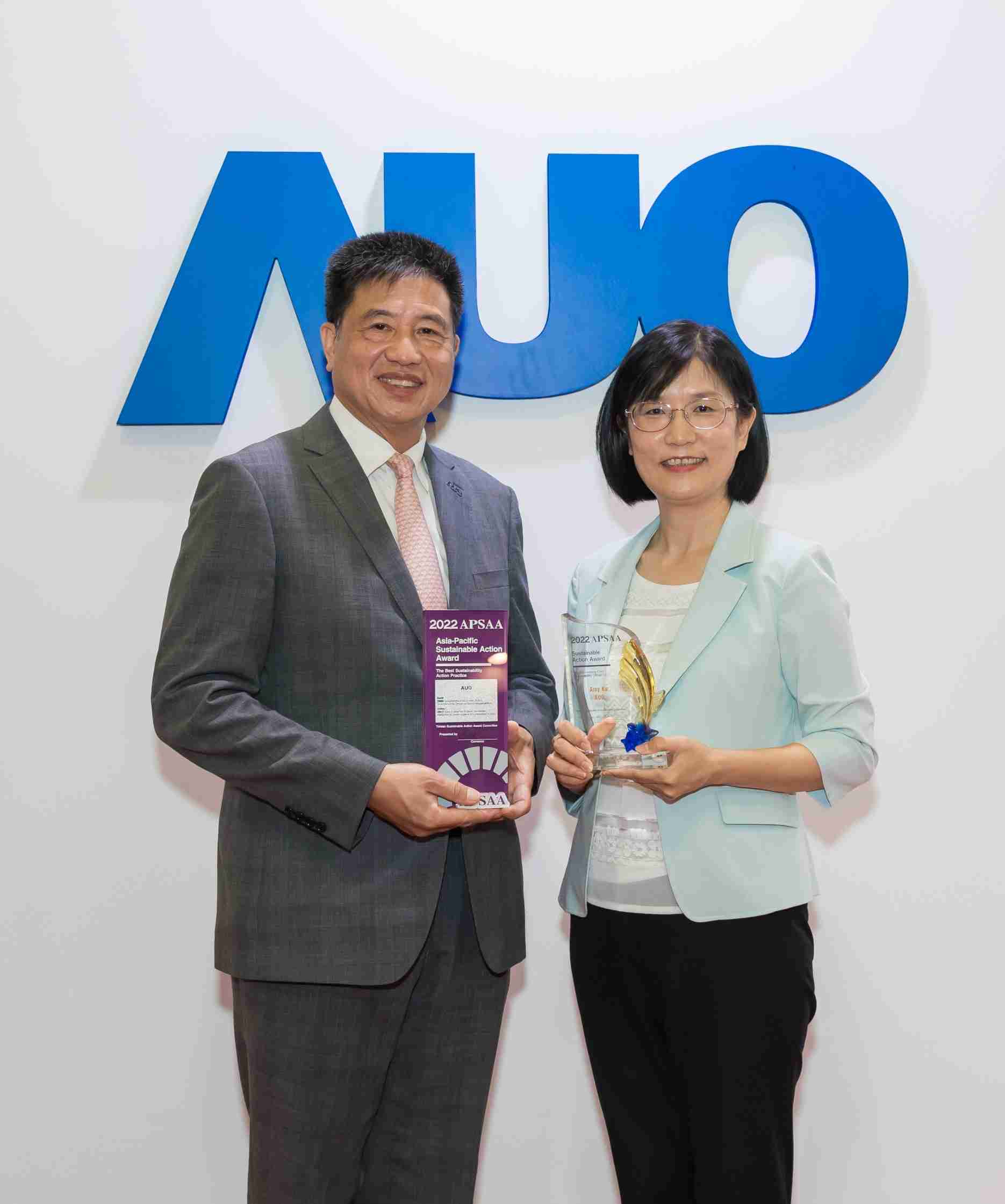 冰球突破长期垫筑永续远景的基石，，，透过ESG暨气候委员会逐步实践永续策略蓝图。。其中，，，冰球突破光电永续长古秀华带领团队、、制定中长期目标，，缔造多面向亮眼表现，，获得「顶尖永续长奖」的个人奖殊荣（左：冰球突破光电董事长暨执行长彭双浪，，右：冰球突破光电永续长古秀华）