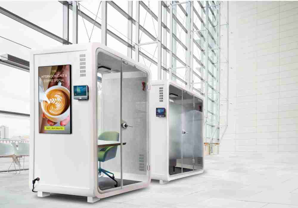 冰球突破子公司达擎之智慧行动办公舱，，采用PDLC智能调光玻璃设计，，透过通电与断电的电流切换，，，呈现透明与雾面效果，，，具节能降耗特性并兼顾隐私，，，，确保信息安全