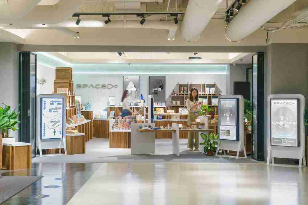 冰球突破打造永续选物商店，，展示社企及社创商品，，，，结合创利空间所开发的智能零售系统，，，，整合多元产品信息，，，，让无人商店扮演公益行动的推手