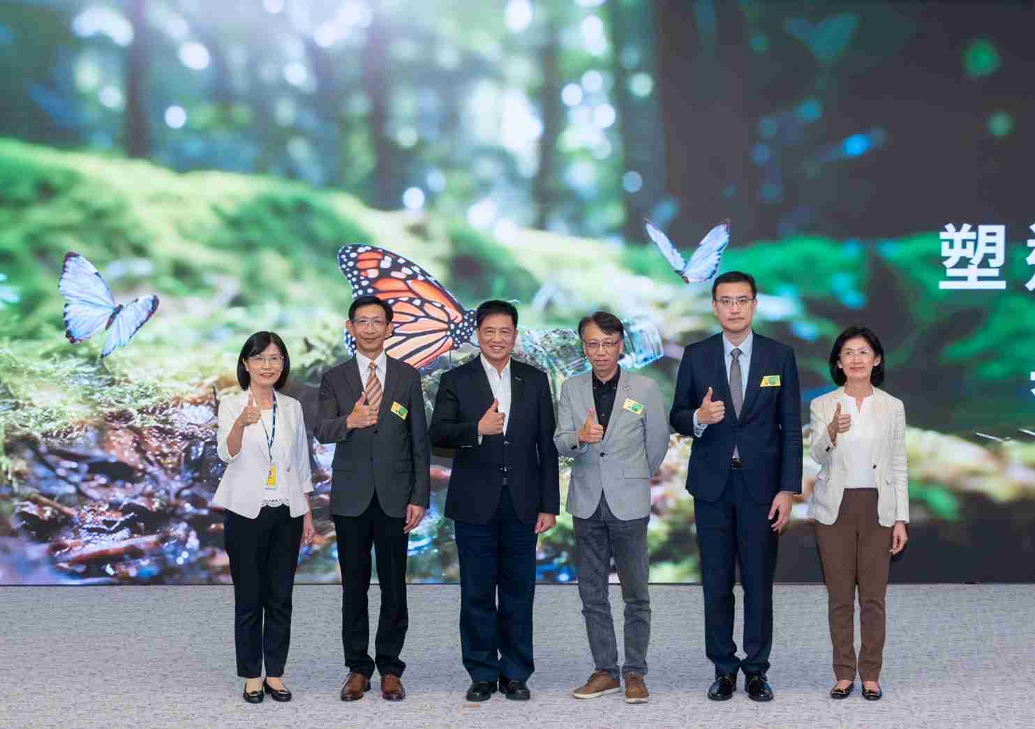 友達2023 CSR共榮大會，，邀請領域專家分享交流生物多樣性管理趨勢、、、無塑產品、、、、海廢永續塑料等議題  （圖左到右：友達光電永續長古秀華、、、、3M台灣技術長陳君杰、、、、友達光電董事長暨集團策略長彭双浪、、、、光寶科技企業永續發展處處長陳慶暉、、、、安永聯合會計師事務所執業會計師曾于哲、、、友達光電供應鏈總部副總經理吳宜芳）