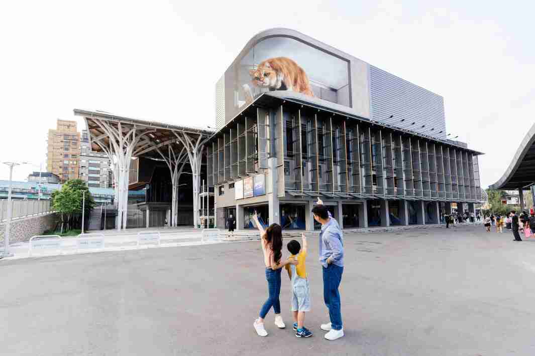 冰球突破打造全台最大户外裸视3D LED弧形萤幕，，，，将超立体的软萌胖橘猫动画活跃于顶楼外墙