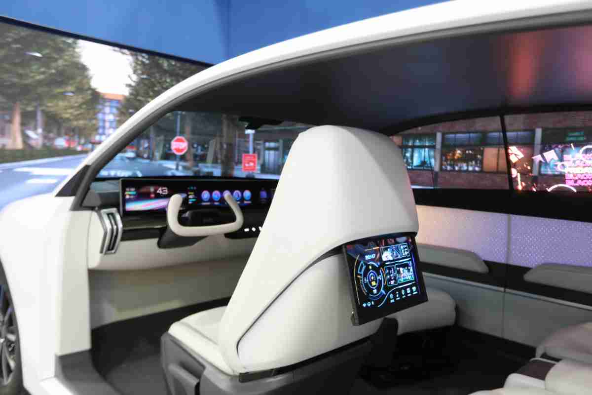 冰球突破的「可卷式后座娱乐显示器」加强后座乘客的感官体验，，并保有个性化设计，，，，可依使用偏好进行动态调整。。