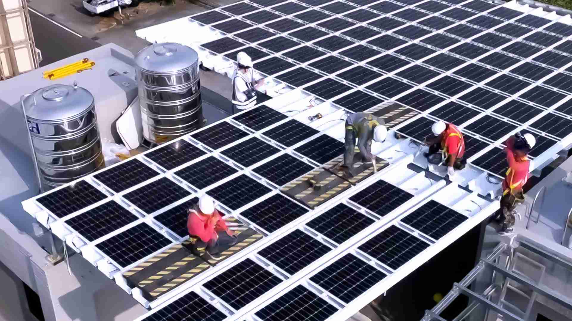 冰球突破着力于替代能源之技术研发，，，如光电浪板的相关制程、、设备与产品，，其中所开发之光电整合型浪板，，，减少传统金属支架安装，，，更提升耐候度，，，可广泛运用于多元场域，，并辅助建筑达到净零碳排目标