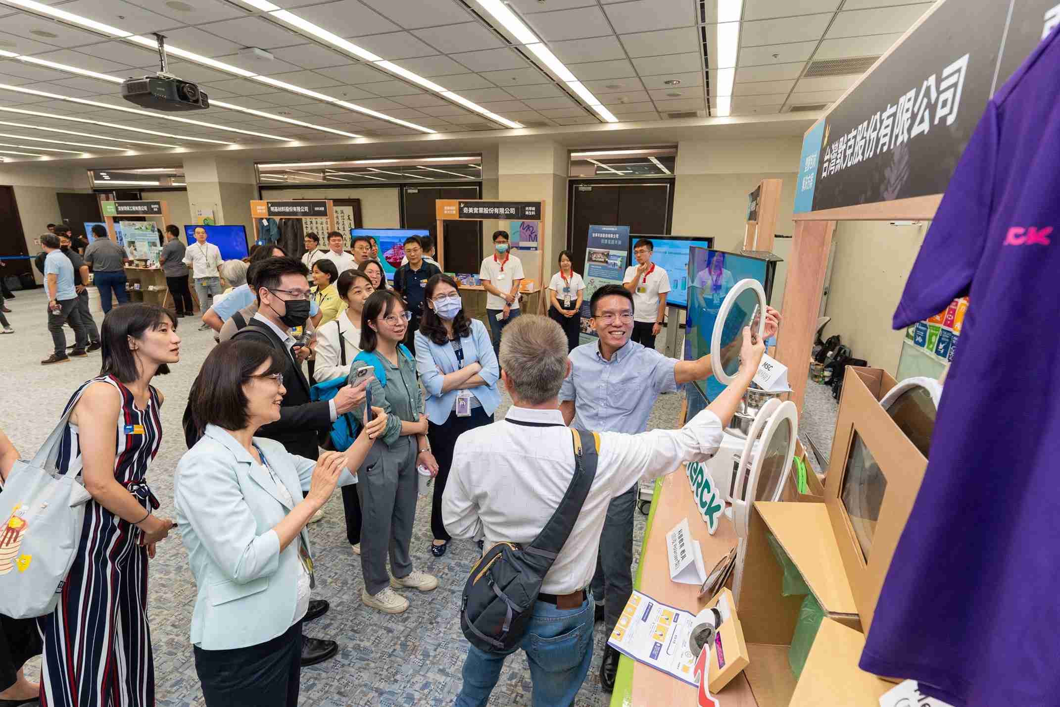 冰球突破连手产业伙伴策划首届生态圈联展，，，，展示如何将废塑料循环再利用，，，创新解决方案包括：塑料包材再生与循环使用、、、再生塑料研发及应用、、废塑料回收再生技术、、减塑生活提案等