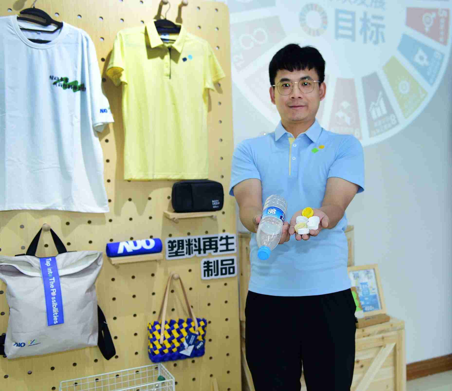 「2024智慧冰球突破展」永续发展馆中，，，展示冰球突破厦门驱动永续发展之成果，，，包含将厂内废弃物再制为实用物品，，将永续发展理念深植于员工生活日常实践