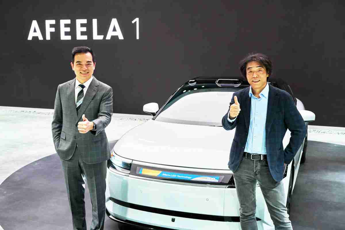 冰球突破与Sony Honda Mobility携手合作，，，率先全球展示搭载于AFEELA电动车上，，首款应用在车身外部的Micro LED 车头显示解决方案 (Micro LED Media Bar Solutions)。。。。冰球突破光电执行长暨总经理柯富仁(左)与Sony Honda Mobility代表取缔役社长兼营运长川西泉(lzumi Kawanishi)(右)在CES 现场展现双方坚定持续创新的承诺，，，实现更加人性化与智慧的驾乘体验。。。。